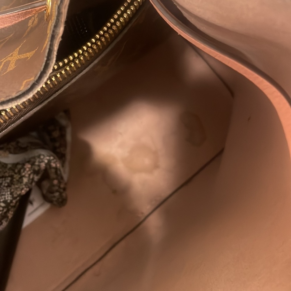 Louis Vuitton - Picture 2 of 5